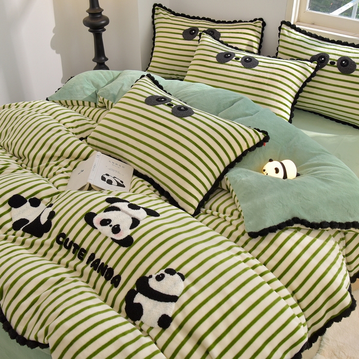 91家纺网 家纺一手货源 找家纺 炫拼家纺 2025新款大眼萌小熊韩系黑毛球毛巾绣牛奶绒四件套 大眼萌小熊猫-绿