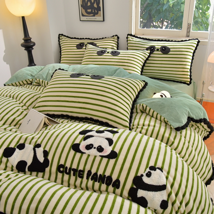 91家纺网 家纺一手货源 找家纺 炫拼家纺 2025新款大眼萌小熊韩系黑毛球毛巾绣牛奶绒四件套 大眼萌小熊猫-绿