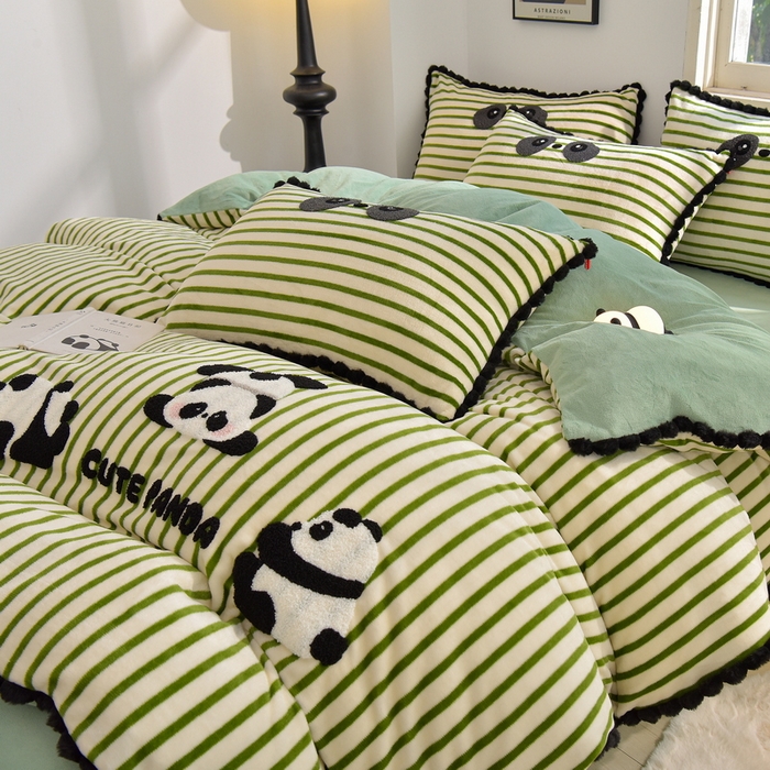 91家纺网 家纺一手货源 找家纺 炫拼家纺 2025新款大眼萌小熊韩系黑毛球毛巾绣牛奶绒四件套 大眼萌小熊猫-绿