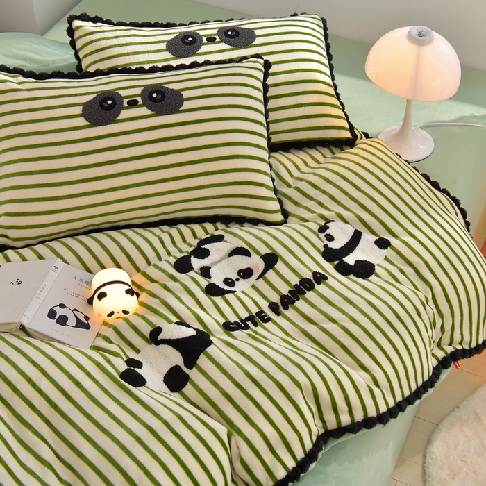 91家纺网 家纺一手货源 找家纺 炫拼家纺 2025新款大眼萌小熊韩系黑毛球毛巾绣牛奶绒四件套 大眼萌小熊猫-绿