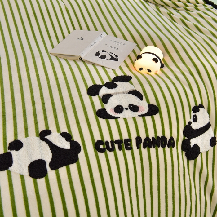 91家纺网 家纺一手货源 找家纺 炫拼家纺 2025新款大眼萌小熊韩系黑毛球毛巾绣牛奶绒四件套 大眼萌小熊猫-绿
