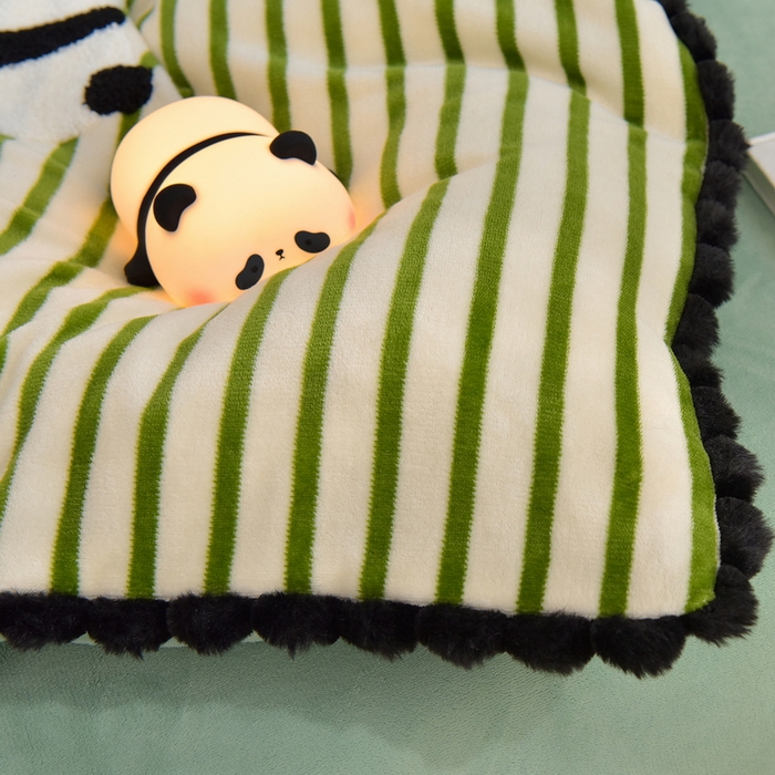 91家纺网 家纺一手货源 找家纺 炫拼家纺 2025新款大眼萌小熊韩系黑毛球毛巾绣牛奶绒四件套 大眼萌小熊猫-绿
