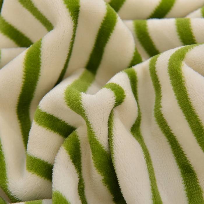 91家纺网 家纺一手货源 找家纺 炫拼家纺 2025新款大眼萌小熊韩系黑毛球毛巾绣牛奶绒四件套 大眼萌小熊猫-绿