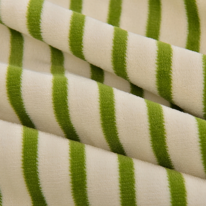 91家纺网 家纺一手货源 找家纺 炫拼家纺 2025新款大眼萌小熊韩系黑毛球毛巾绣牛奶绒四件套 大眼萌小熊猫-绿