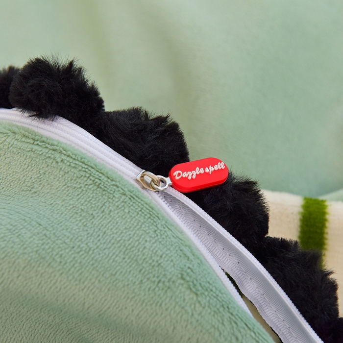 91家纺网 家纺一手货源 找家纺 炫拼家纺 2025新款大眼萌小熊韩系黑毛球毛巾绣牛奶绒四件套 大眼萌小熊猫-绿