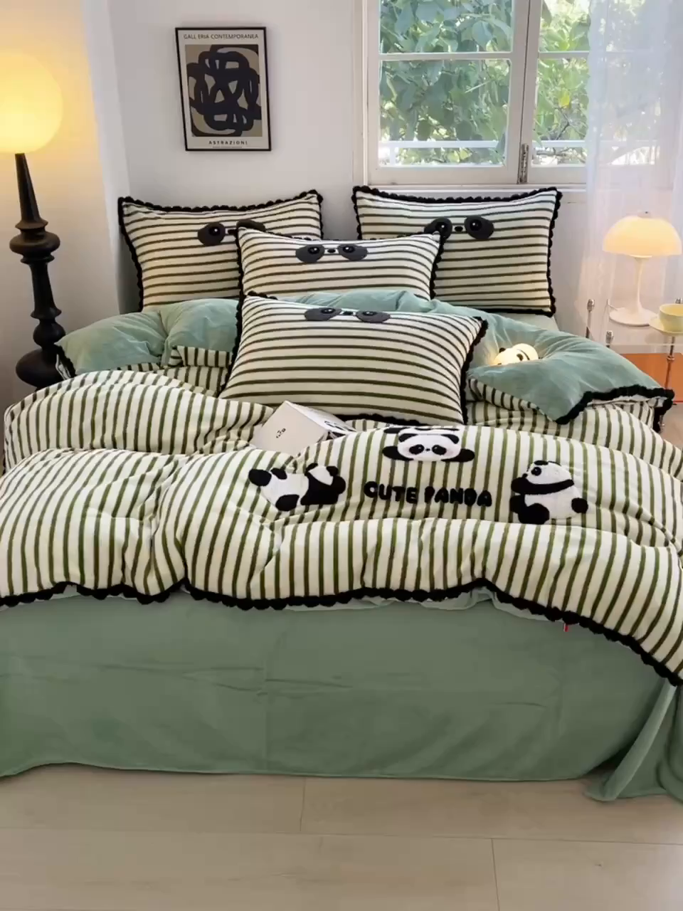 91家纺网 家纺一手货源 找家纺 炫拼家纺 2025新款大眼萌小熊韩系黑毛球毛巾绣牛奶绒四件套 大眼萌小熊猫-绿