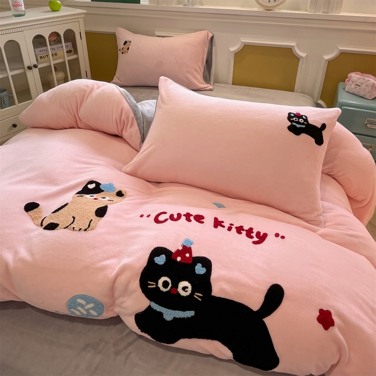 91家纺网 家纺一手货源 找家纺 优迈 2025新款A类卡通200g牛奶绒毛巾绣四件套 粉甜喵语