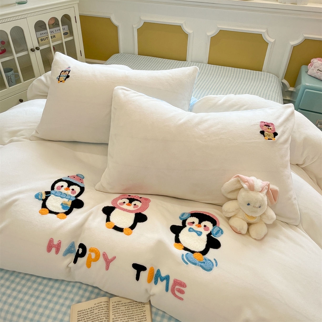 91家纺网 家纺一手货源 找家纺 优迈 2025新款A类卡通200g牛奶绒毛巾绣四件套 企鹅伙伴