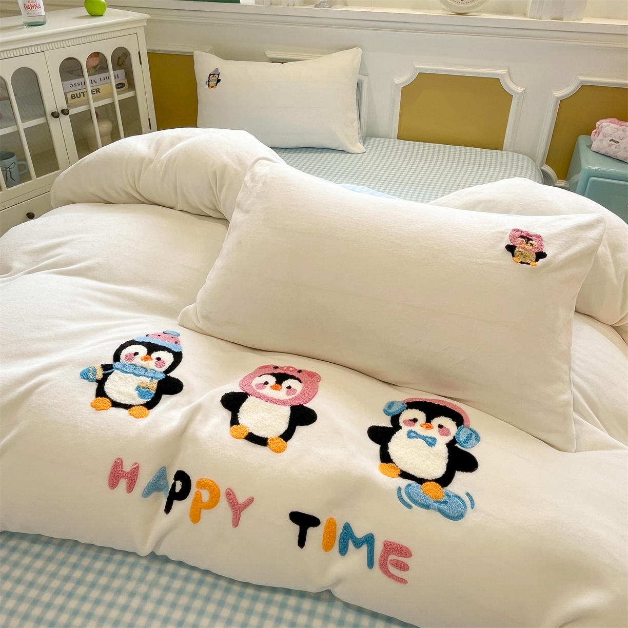 91家纺网 家纺一手货源 找家纺 优迈 2025新款A类卡通200g牛奶绒毛巾绣四件套 企鹅伙伴