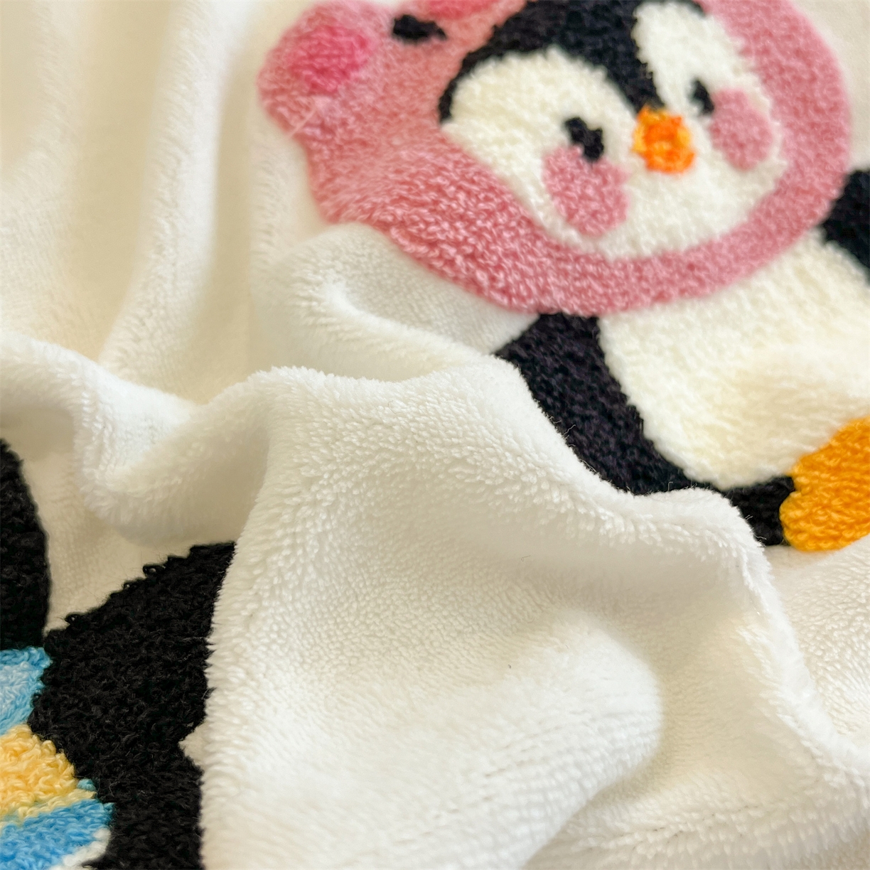 91家纺网 家纺一手货源 找家纺 优迈 2025新款A类卡通200g牛奶绒毛巾绣四件套 企鹅伙伴