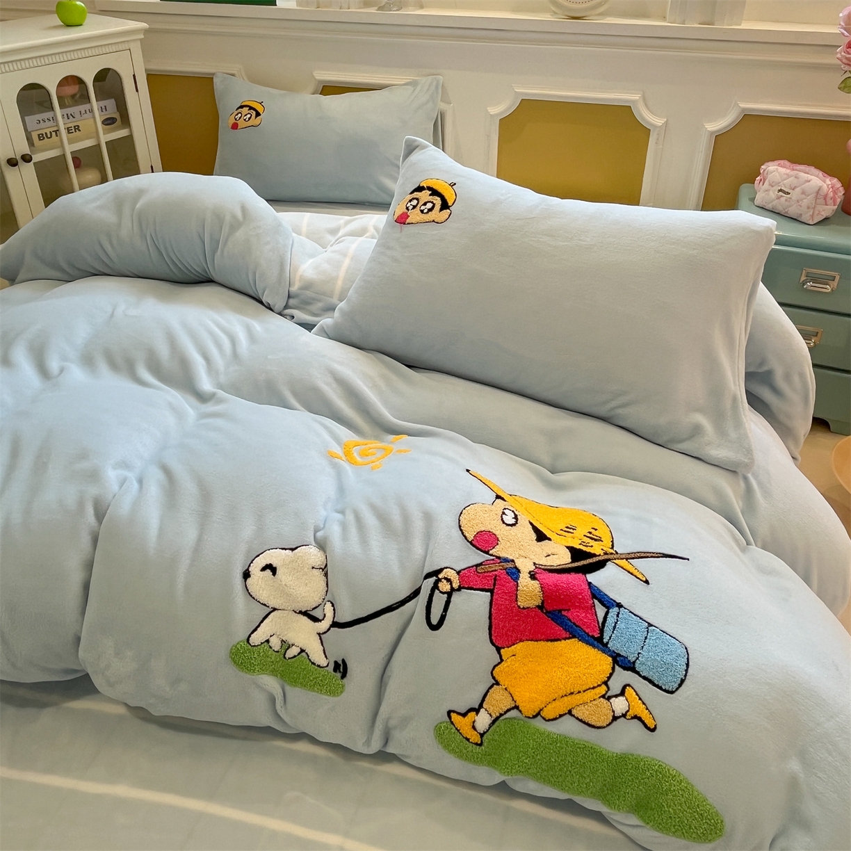 91家纺网 家纺一手货源 找家纺 优迈 2025新款A类卡通200g牛奶绒毛巾绣四件套 春日漫游