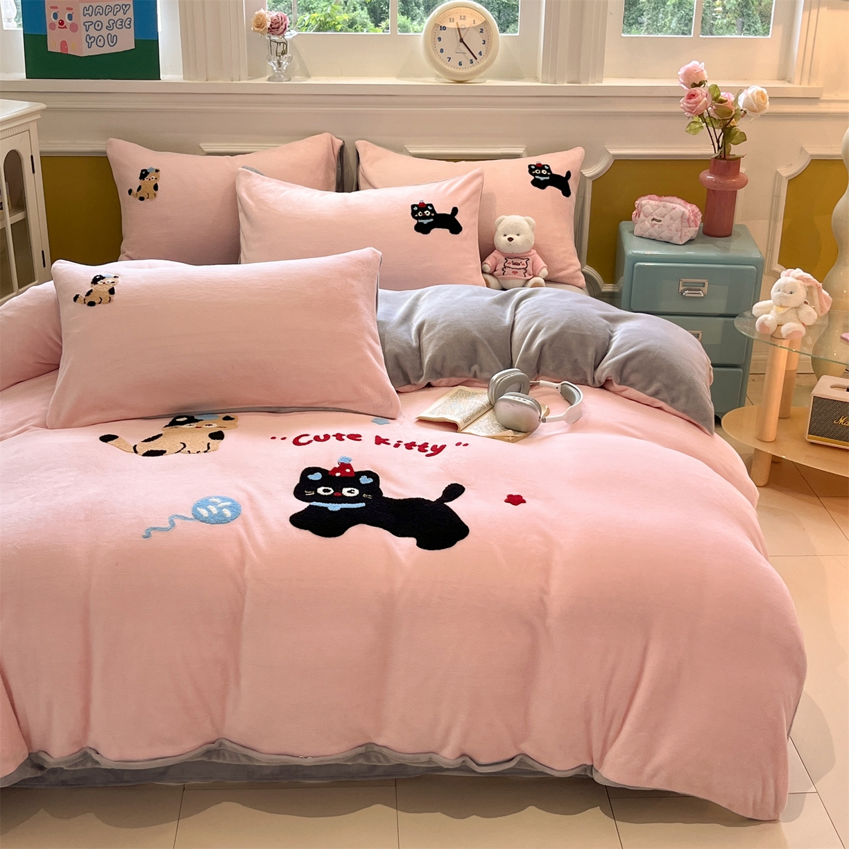 91家纺网 家纺一手货源 找家纺 优迈 2025新款A类卡通200g牛奶绒毛巾绣四件套 粉甜喵语