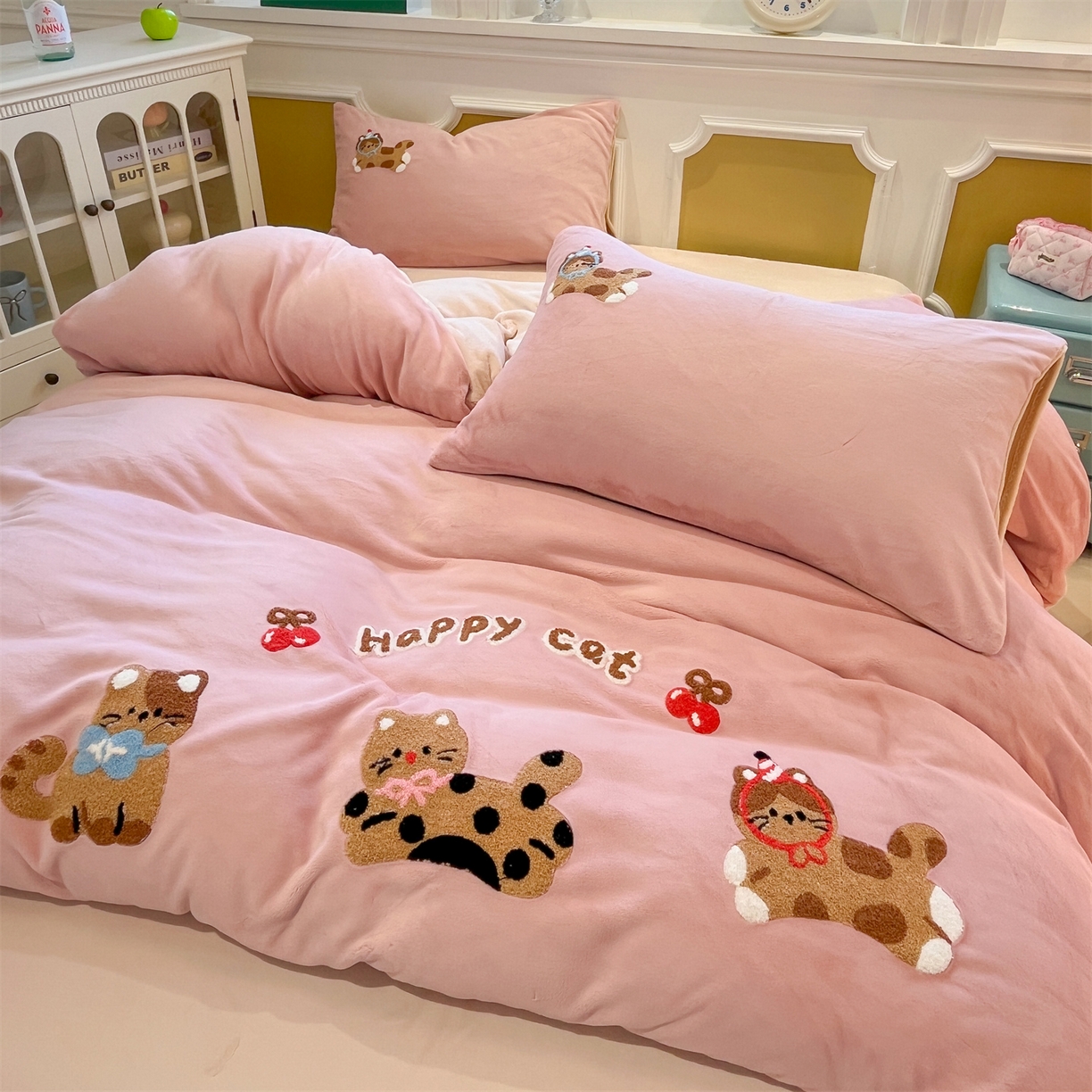 91家纺网 家纺一手货源 找家纺 优迈 2025新款A类卡通200g牛奶绒毛巾绣四件套 粉糯猫咪