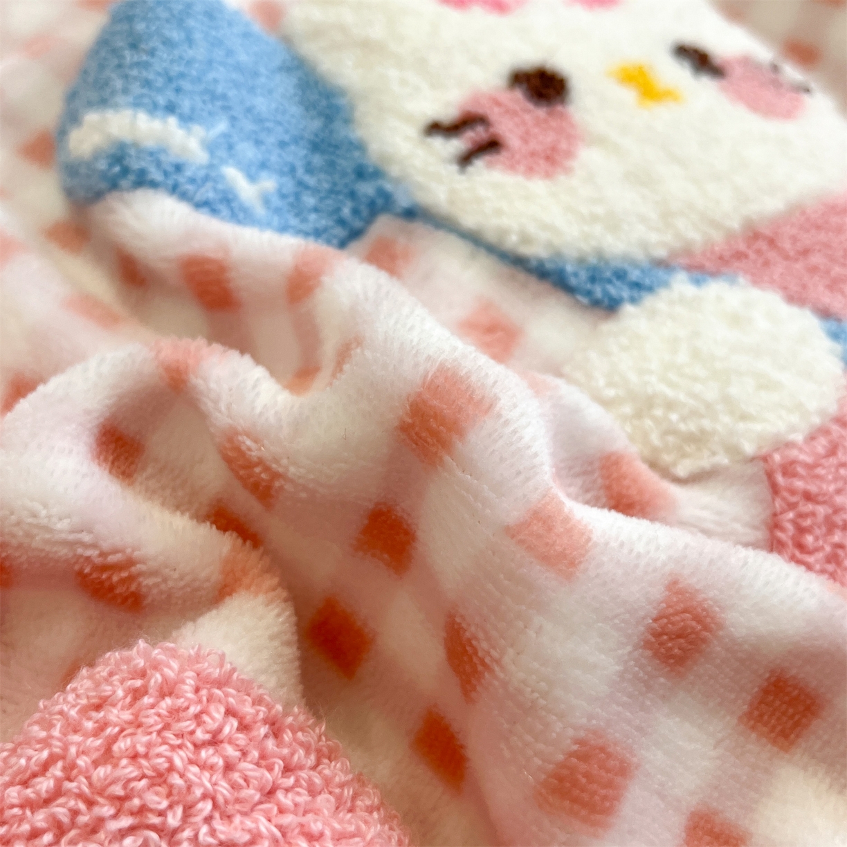 91家纺网 家纺一手货源 找家纺 优迈 2025新款A类卡通200g牛奶绒毛巾绣四件套 甜心莓果