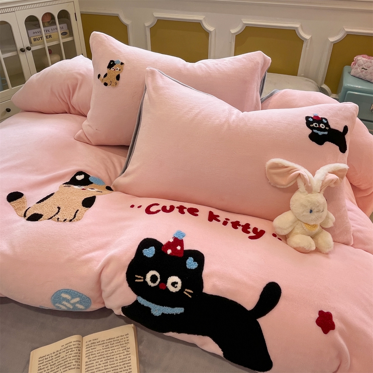 91家纺网 家纺一手货源 找家纺 优迈 2025新款A类卡通200g牛奶绒毛巾绣四件套 粉甜喵语