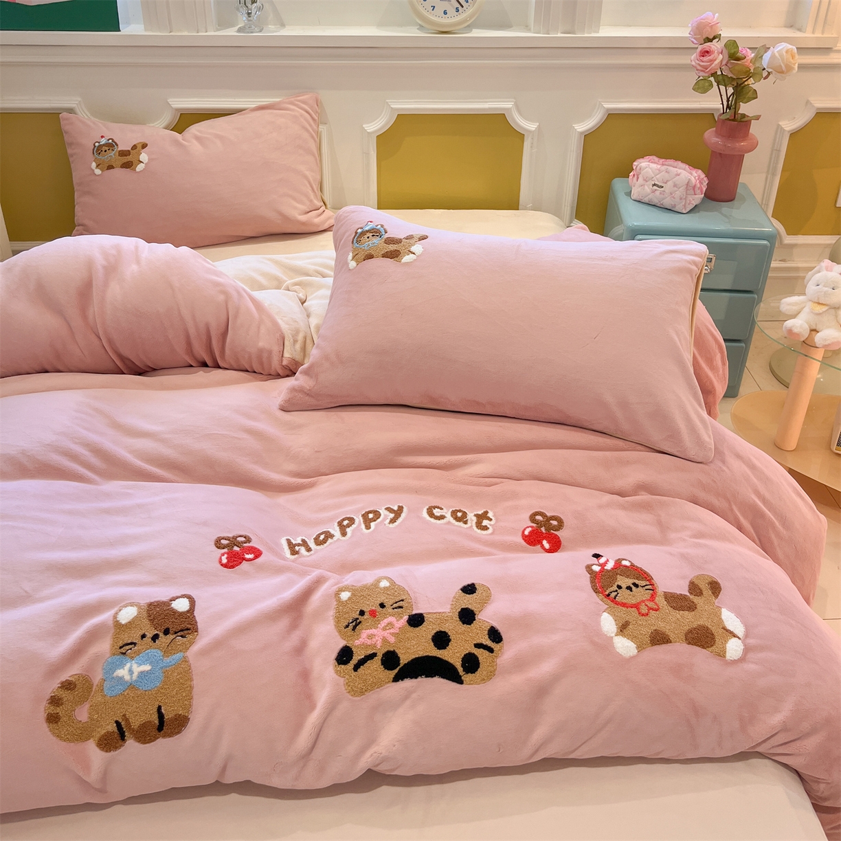 91家纺网 家纺一手货源 找家纺 优迈 2025新款A类卡通200g牛奶绒毛巾绣四件套 粉糯猫咪