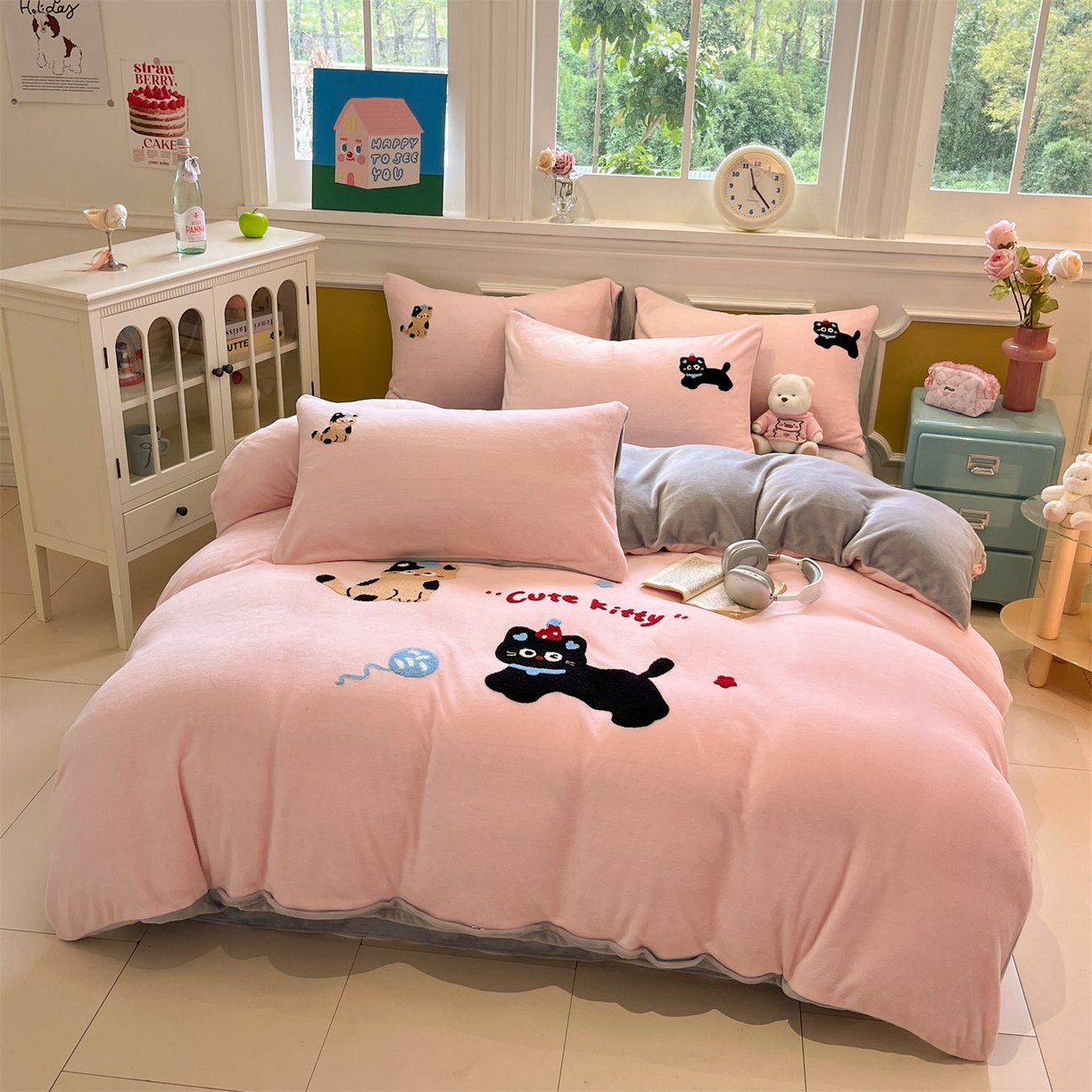 91家纺网 家纺一手货源 找家纺 优迈 2025新款A类卡通200g牛奶绒毛巾绣四件套 粉甜喵语