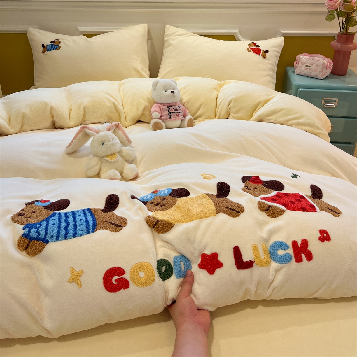 91家纺网 家纺一手货源 找家纺 优迈 2025新款A类卡通200g牛奶绒毛巾绣四件套 小狗暖居