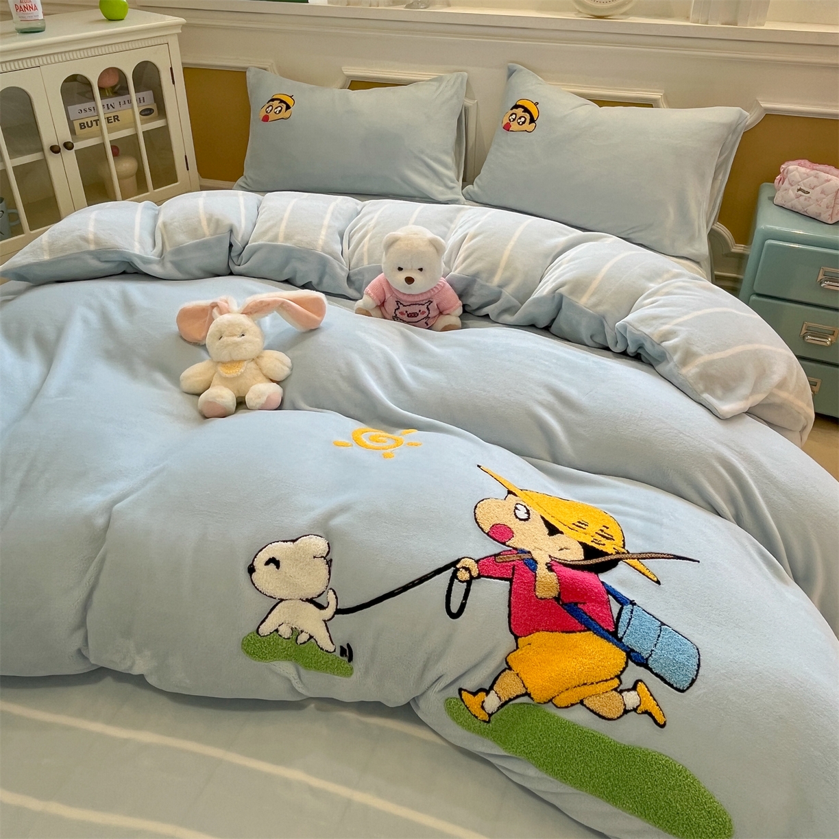 91家纺网 家纺一手货源 找家纺 优迈 2025新款A类卡通200g牛奶绒毛巾绣四件套 春日漫游