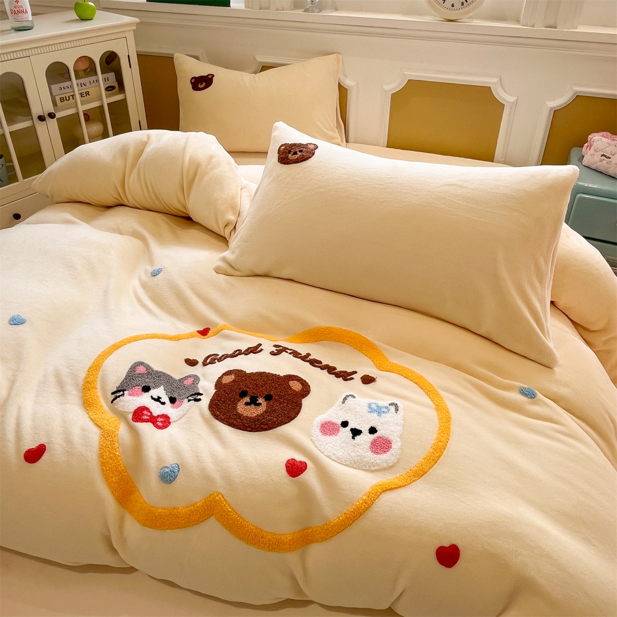 91家纺网 家纺一手货源 找家纺 优迈 2025新款A类卡通200g牛奶绒毛巾绣四件套 萌宠奶油