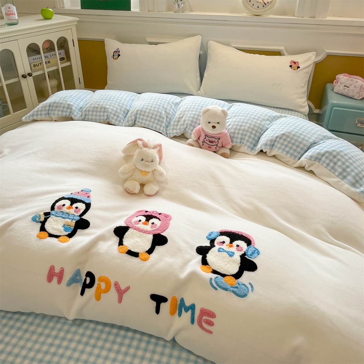 91家纺网 家纺一手货源 找家纺 优迈 2025新款A类卡通200g牛奶绒毛巾绣四件套 企鹅伙伴