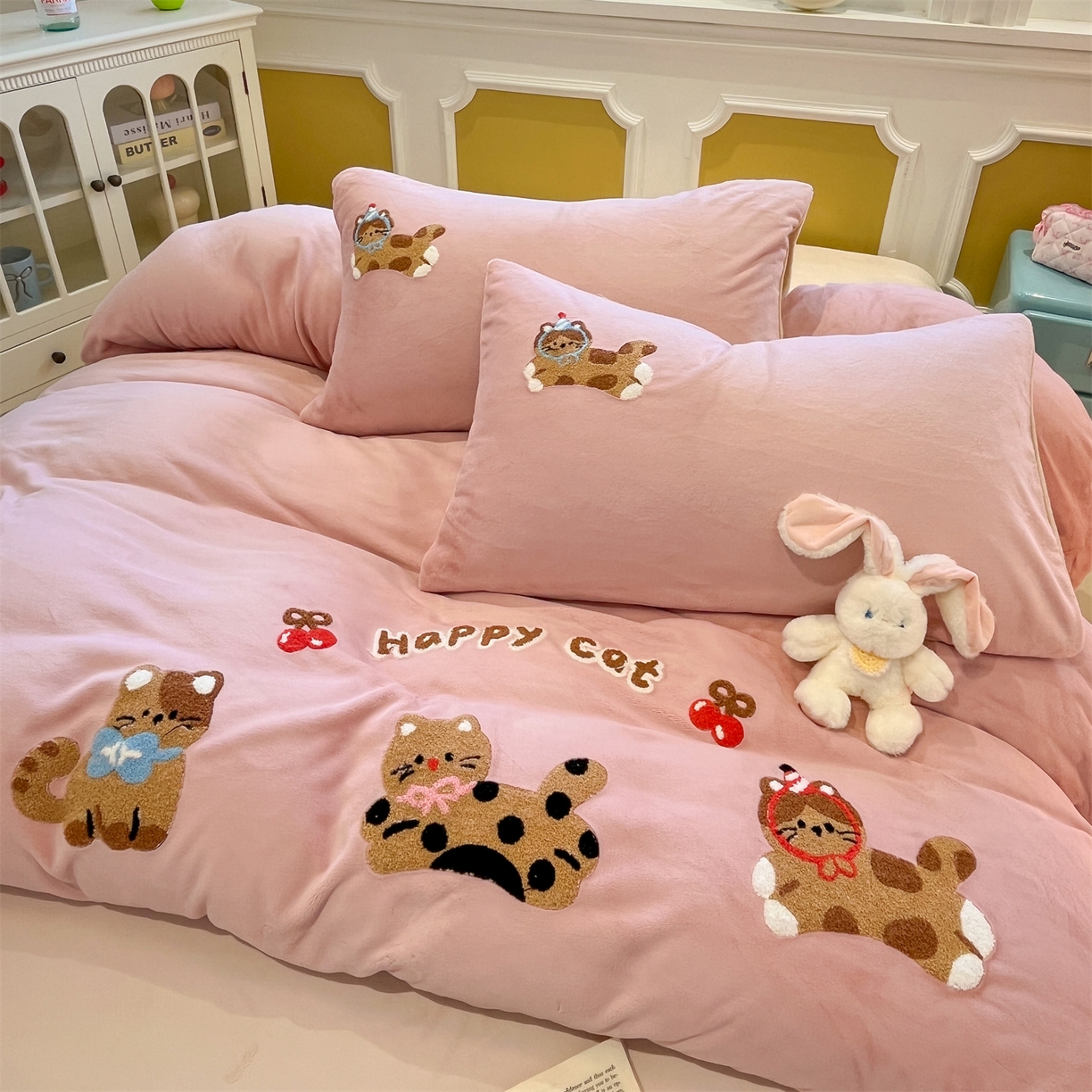 91家纺网 家纺一手货源 找家纺 优迈 2025新款A类卡通200g牛奶绒毛巾绣四件套 粉糯猫咪