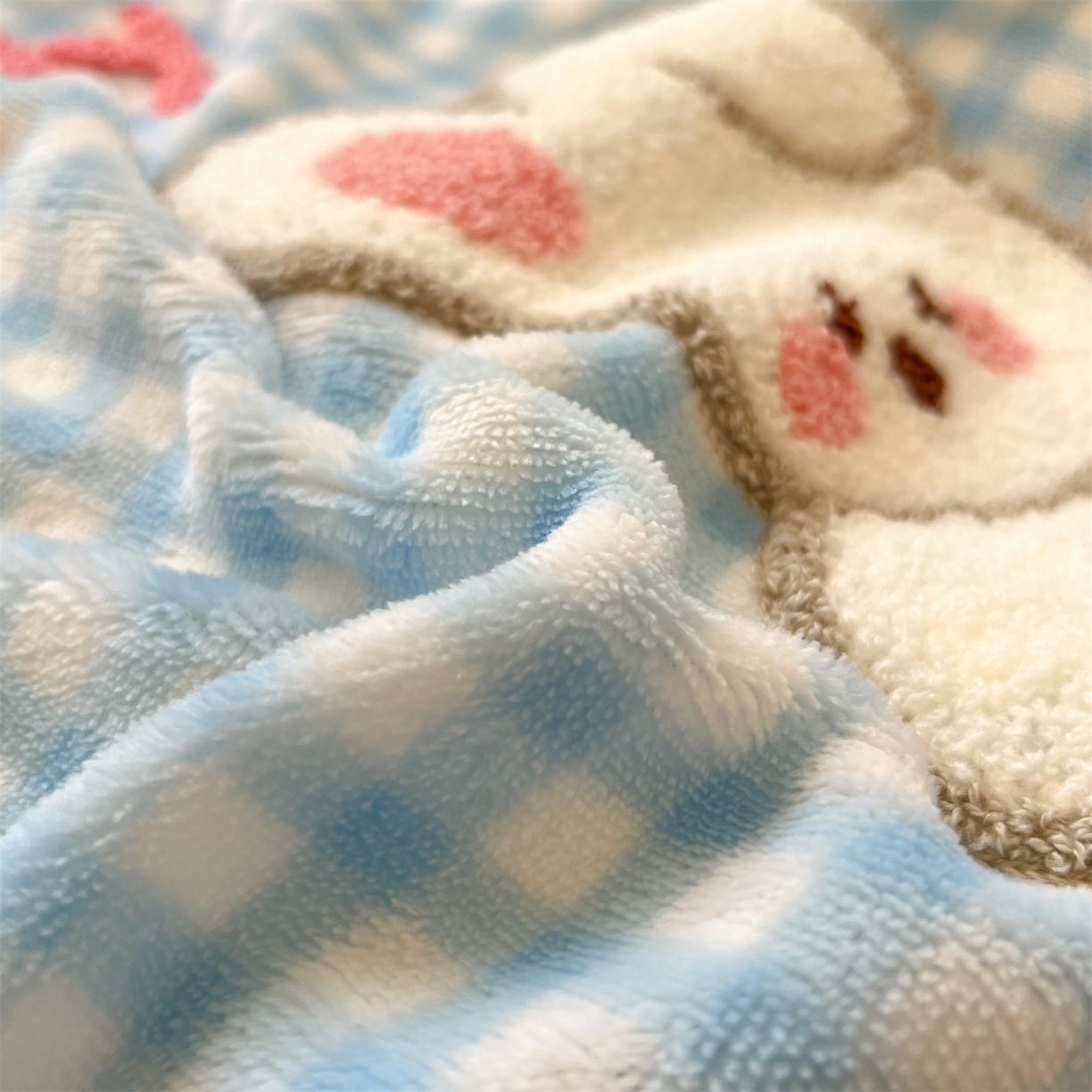 91家纺网 家纺一手货源 找家纺 优迈 2025新款A类卡通200g牛奶绒毛巾绣四件套 小兔花漾