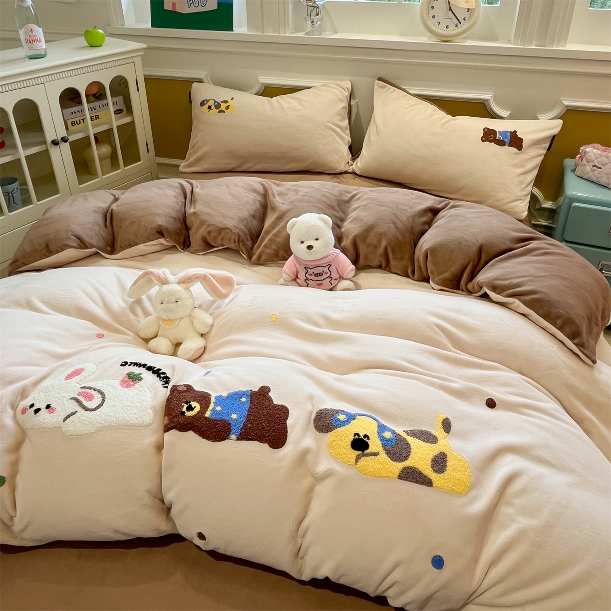 91家纺网 家纺一手货源 找家纺 优迈 2025新款A类卡通200g牛奶绒毛巾绣四件套 森林派对