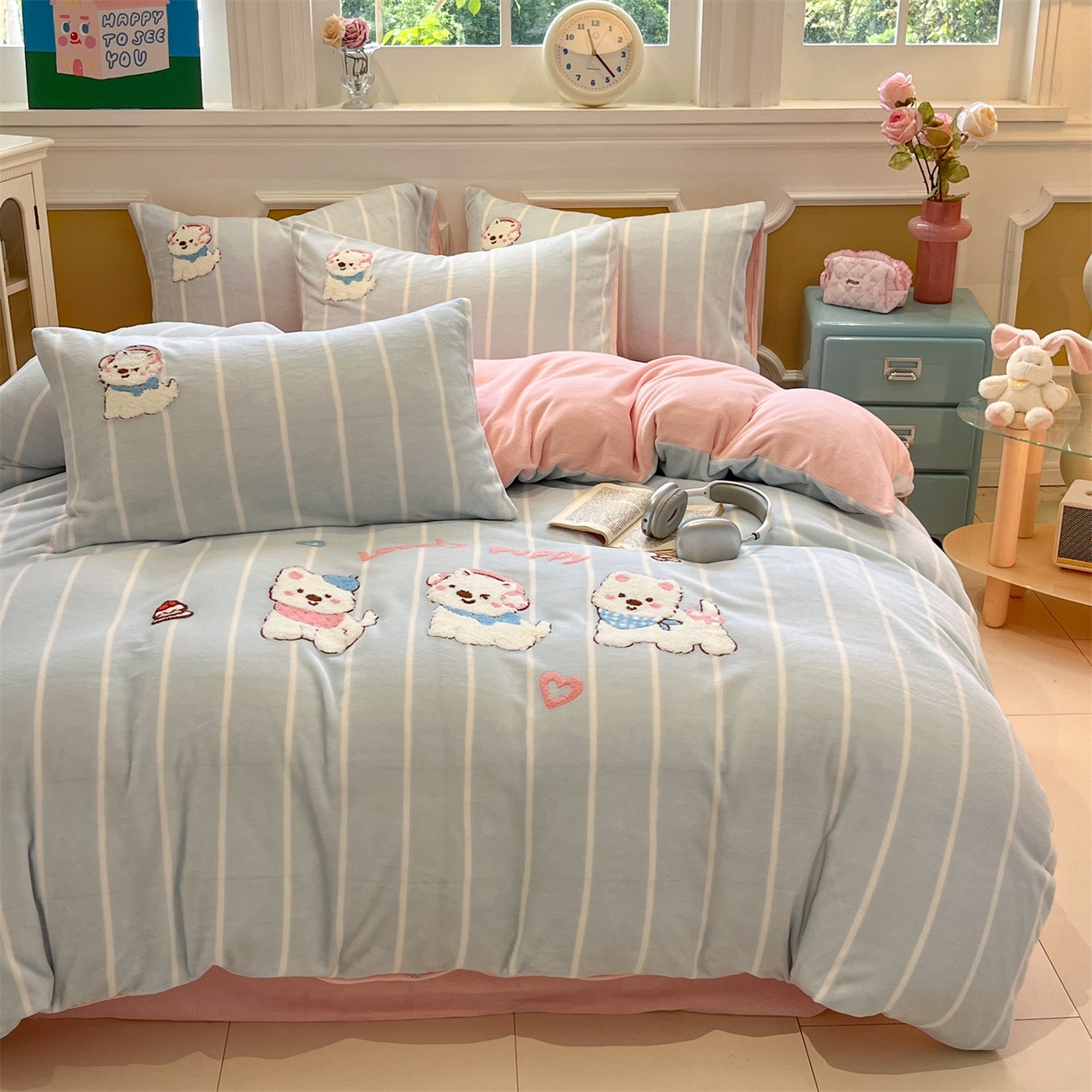 91家纺网 家纺一手货源 找家纺 优迈 2025新款A类卡通200g牛奶绒毛巾绣四件套 萌汪乐园