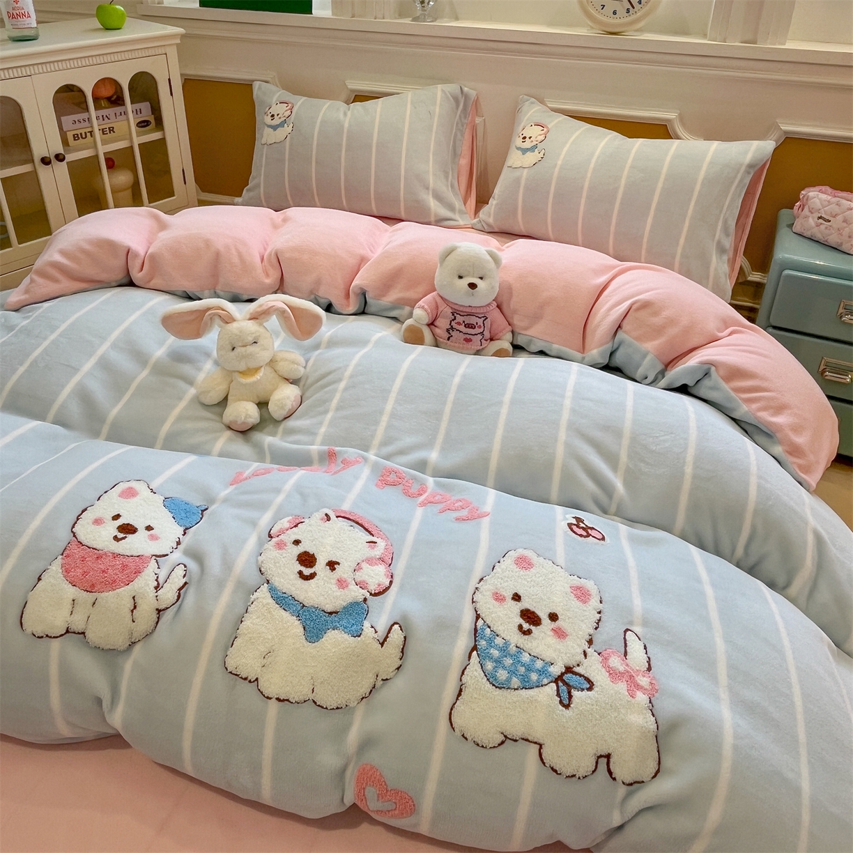 91家纺网 家纺一手货源 找家纺 优迈 2025新款A类卡通200g牛奶绒毛巾绣四件套 萌汪乐园