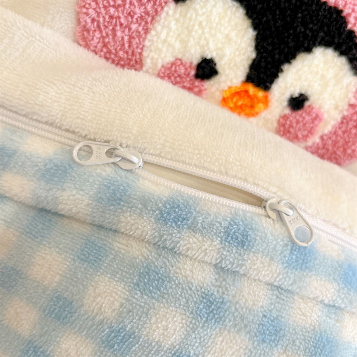 91家纺网 家纺一手货源 找家纺 优迈 2025新款A类卡通200g牛奶绒毛巾绣四件套 企鹅伙伴