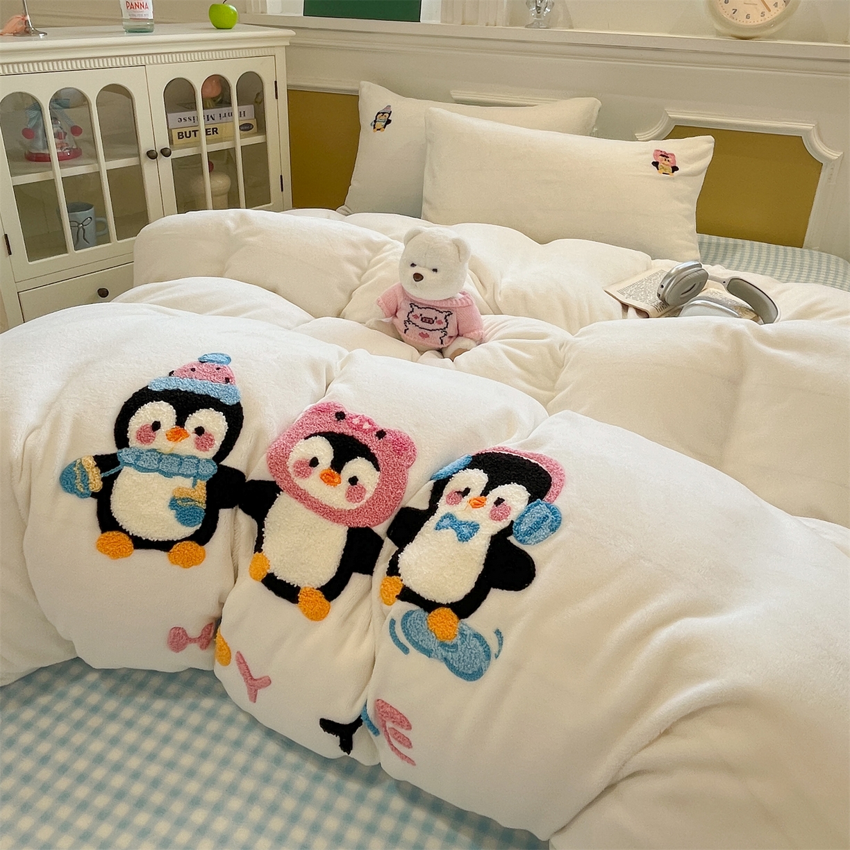 91家纺网 家纺一手货源 找家纺 优迈 2025新款A类卡通200g牛奶绒毛巾绣四件套 企鹅伙伴