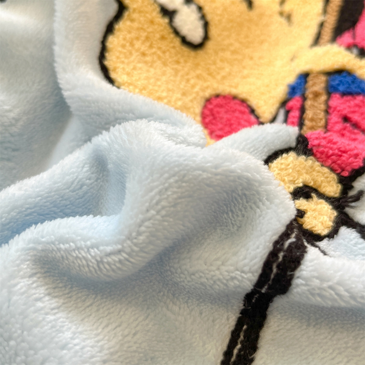 91家纺网 家纺一手货源 找家纺 优迈 2025新款A类卡通200g牛奶绒毛巾绣四件套 春日漫游