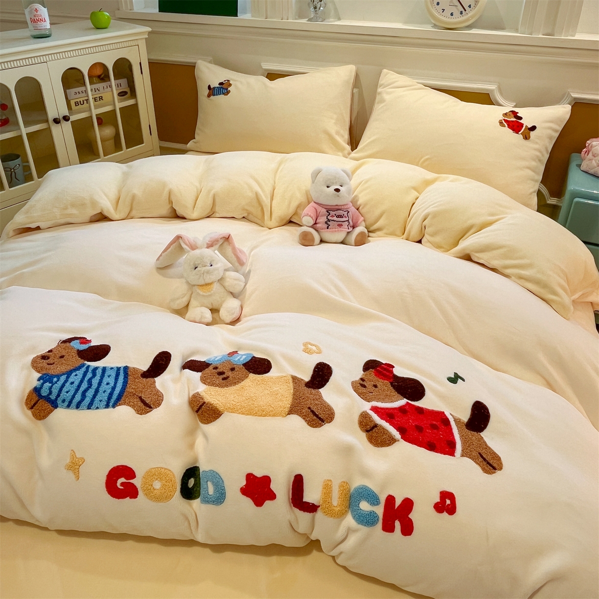 91家纺网 家纺一手货源 找家纺 优迈 2025新款A类卡通200g牛奶绒毛巾绣四件套 小狗暖居