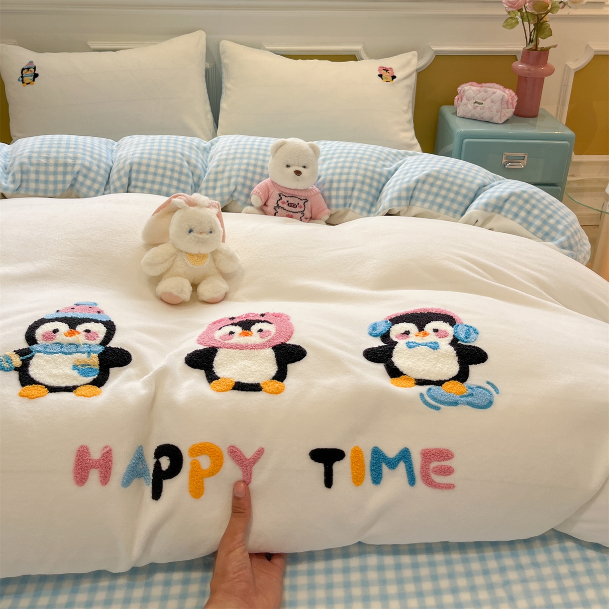 91家纺网 家纺一手货源 找家纺 优迈 2025新款A类卡通200g牛奶绒毛巾绣四件套 企鹅伙伴