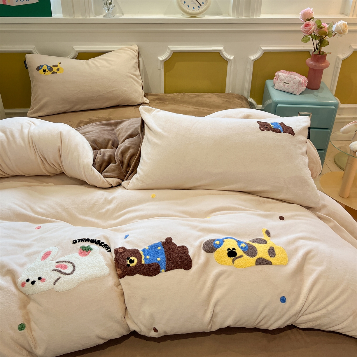 91家纺网 家纺一手货源 找家纺 优迈 2025新款A类卡通200g牛奶绒毛巾绣四件套 森林派对