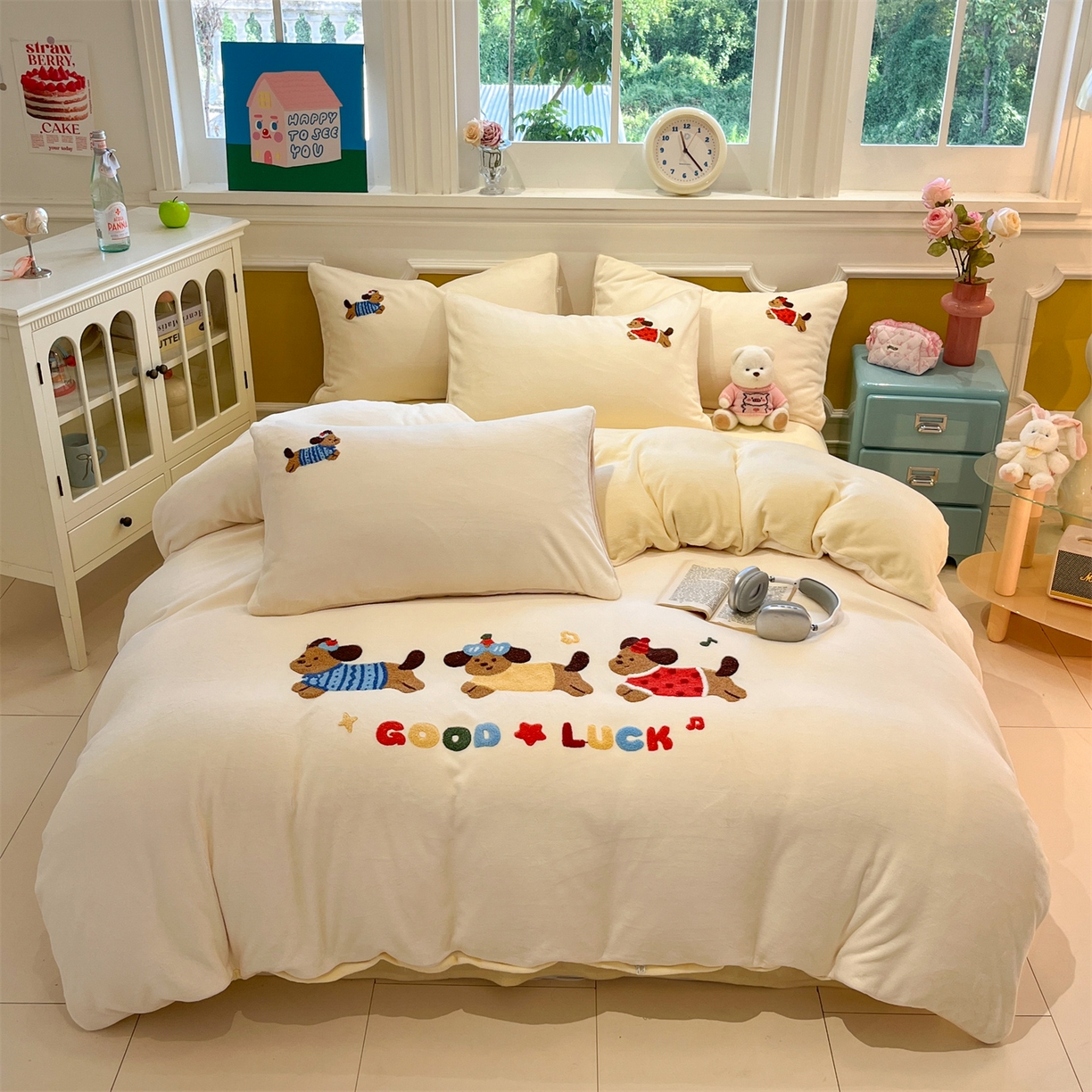 91家纺网 家纺一手货源 找家纺 优迈 2025新款A类卡通200g牛奶绒毛巾绣四件套 小狗暖居