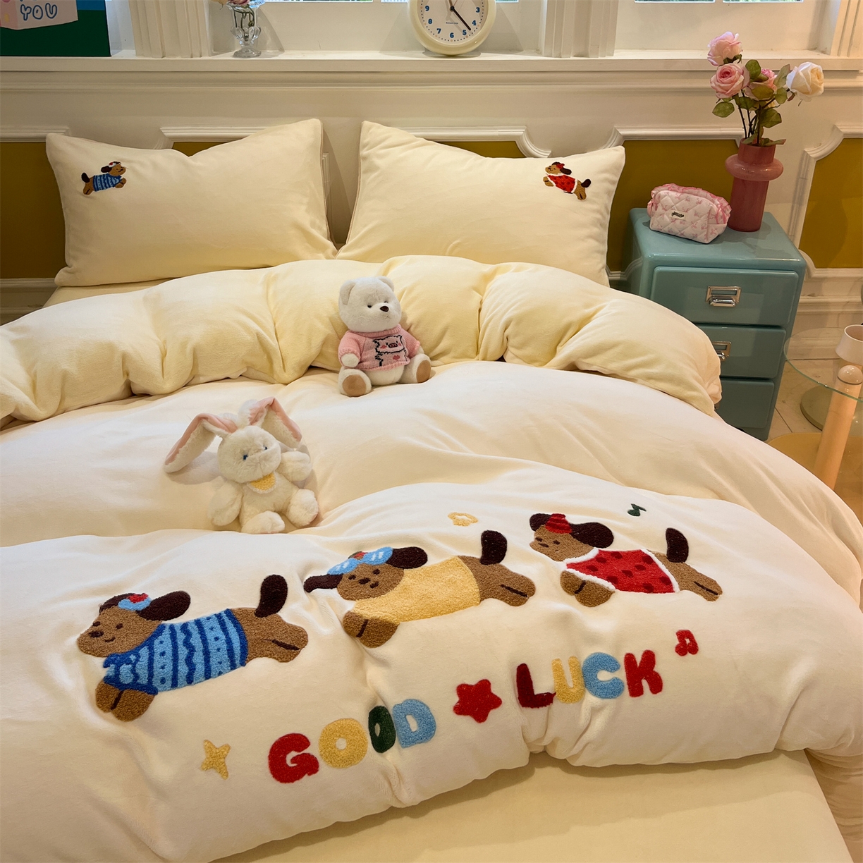 91家纺网 家纺一手货源 找家纺 优迈 2025新款A类卡通200g牛奶绒毛巾绣四件套 小狗暖居