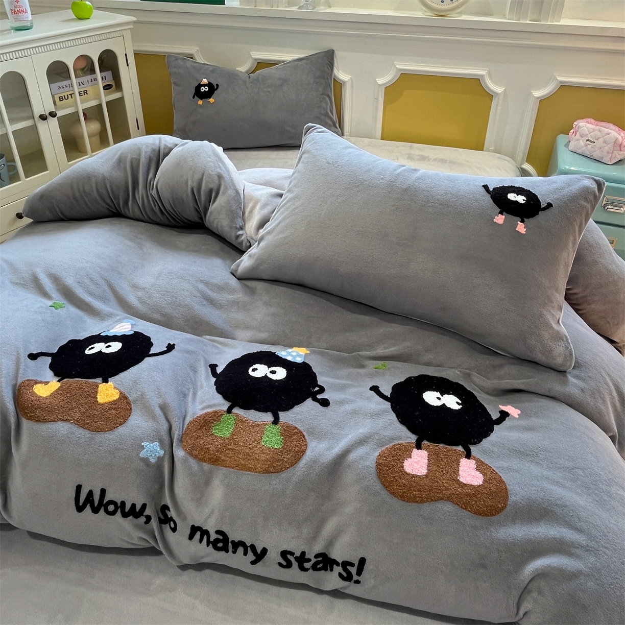 91家纺网 家纺一手货源 找家纺 优迈 2025新款A类卡通200g牛奶绒毛巾绣四件套 煤球精灵