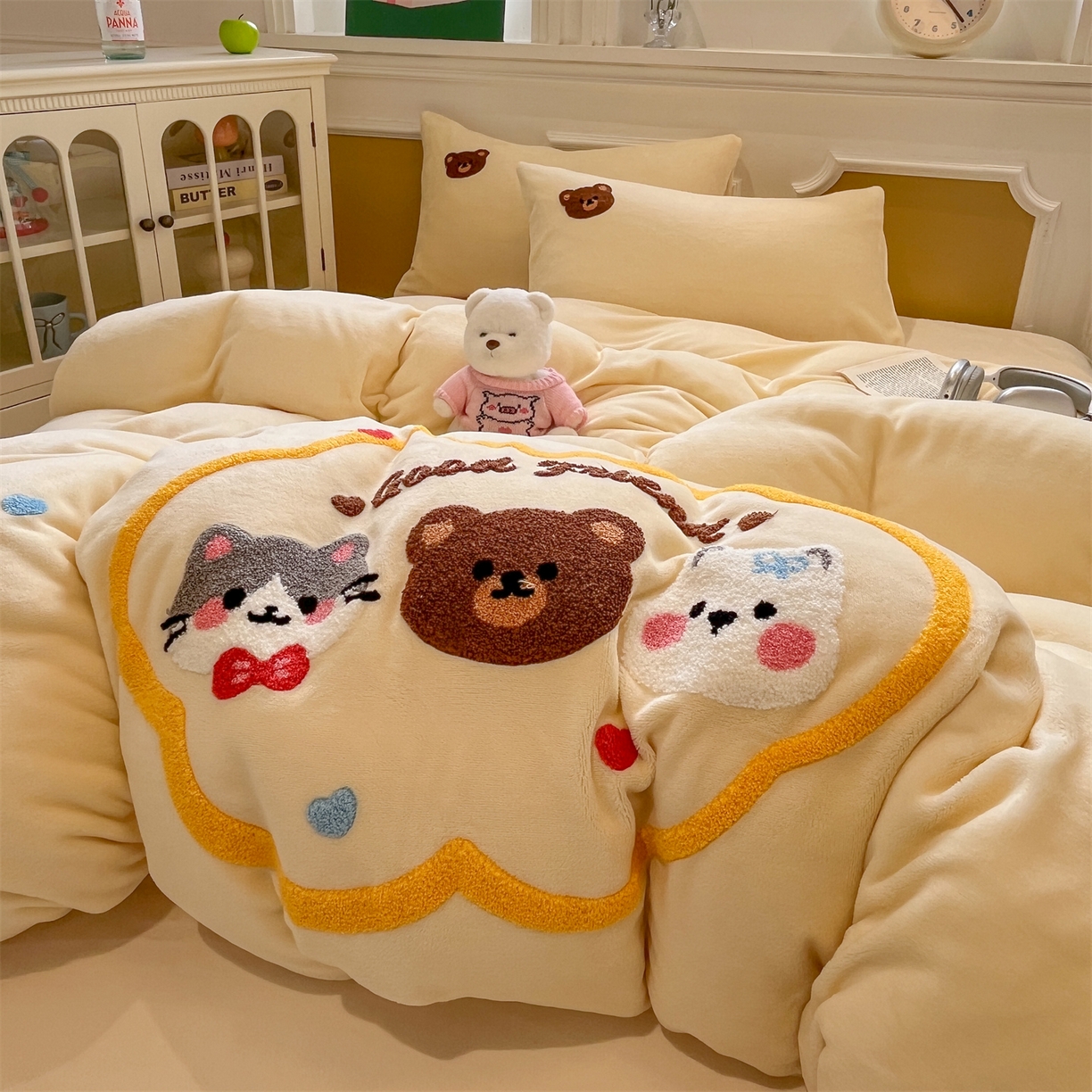 91家纺网 家纺一手货源 找家纺 优迈 2025新款A类卡通200g牛奶绒毛巾绣四件套 萌宠奶油