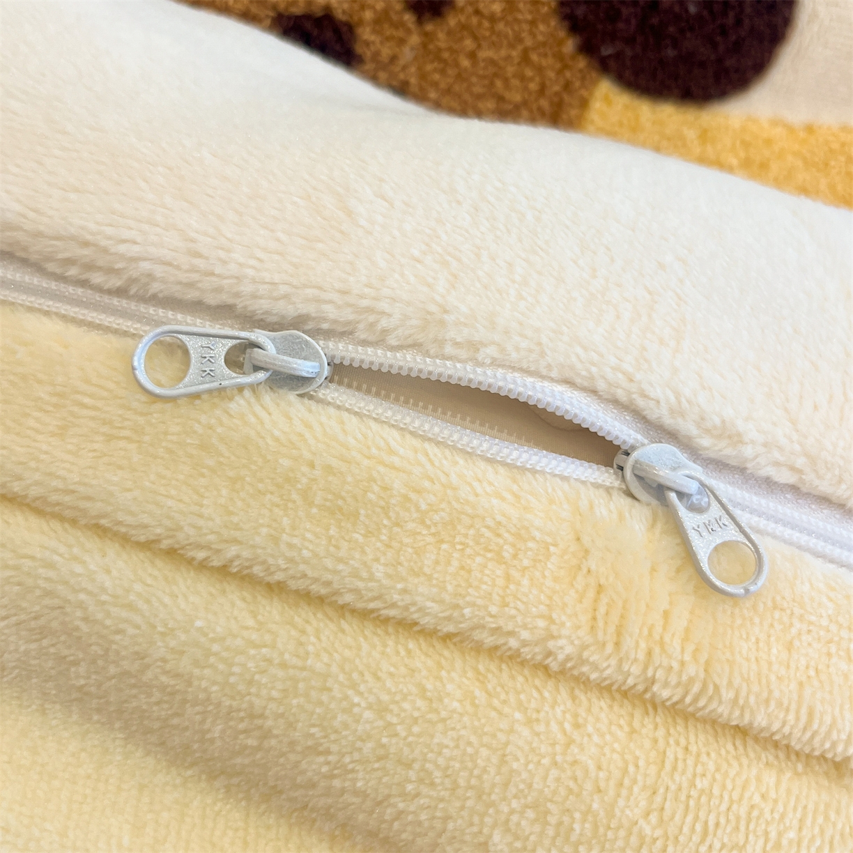 91家纺网 家纺一手货源 找家纺 优迈 2025新款A类卡通200g牛奶绒毛巾绣四件套 小狗暖居