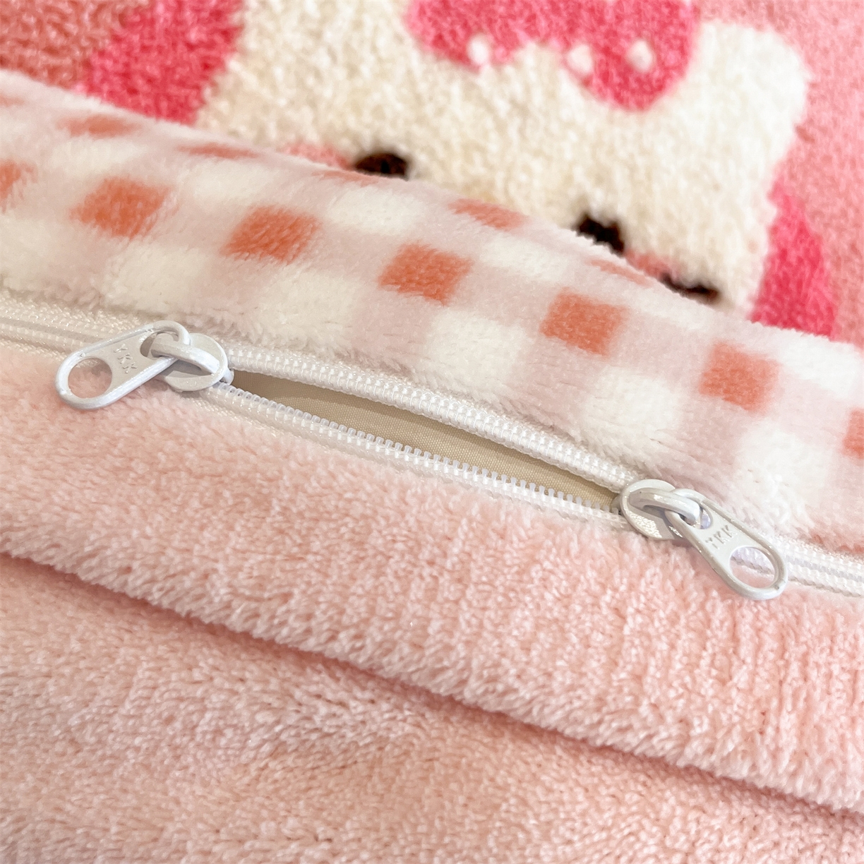 91家纺网 家纺一手货源 找家纺 优迈 2025新款A类卡通200g牛奶绒毛巾绣四件套 甜心莓果