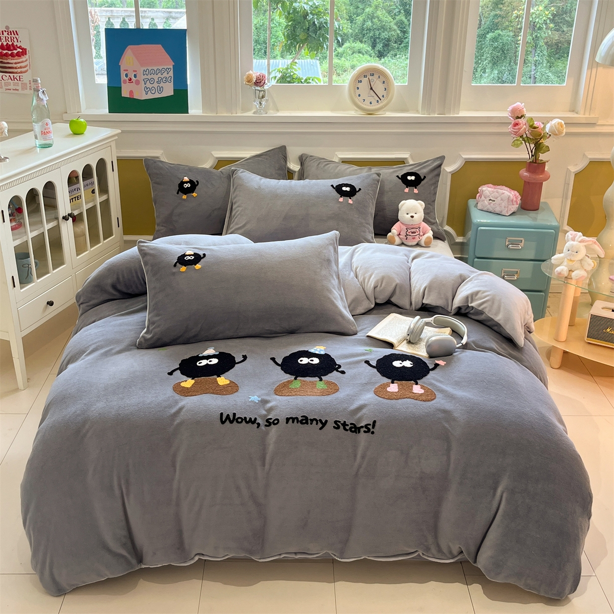 91家纺网 家纺一手货源 找家纺 优迈 2025新款A类卡通200g牛奶绒毛巾绣四件套 煤球精灵