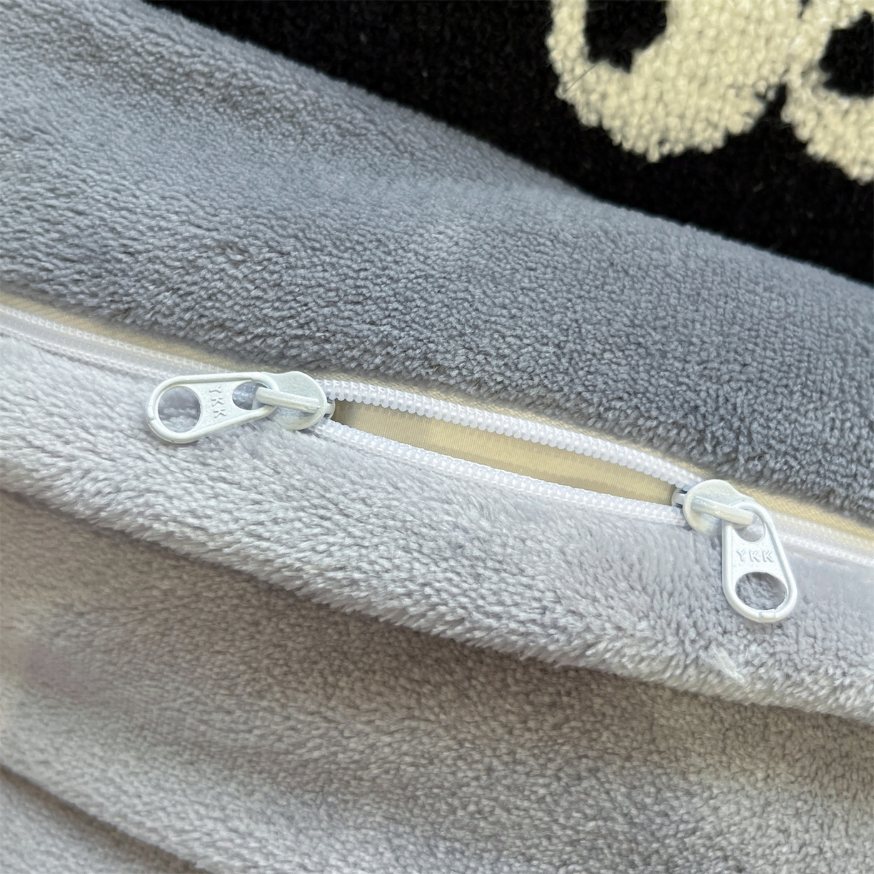 91家纺网 家纺一手货源 找家纺 优迈 2025新款A类卡通200g牛奶绒毛巾绣四件套 煤球精灵