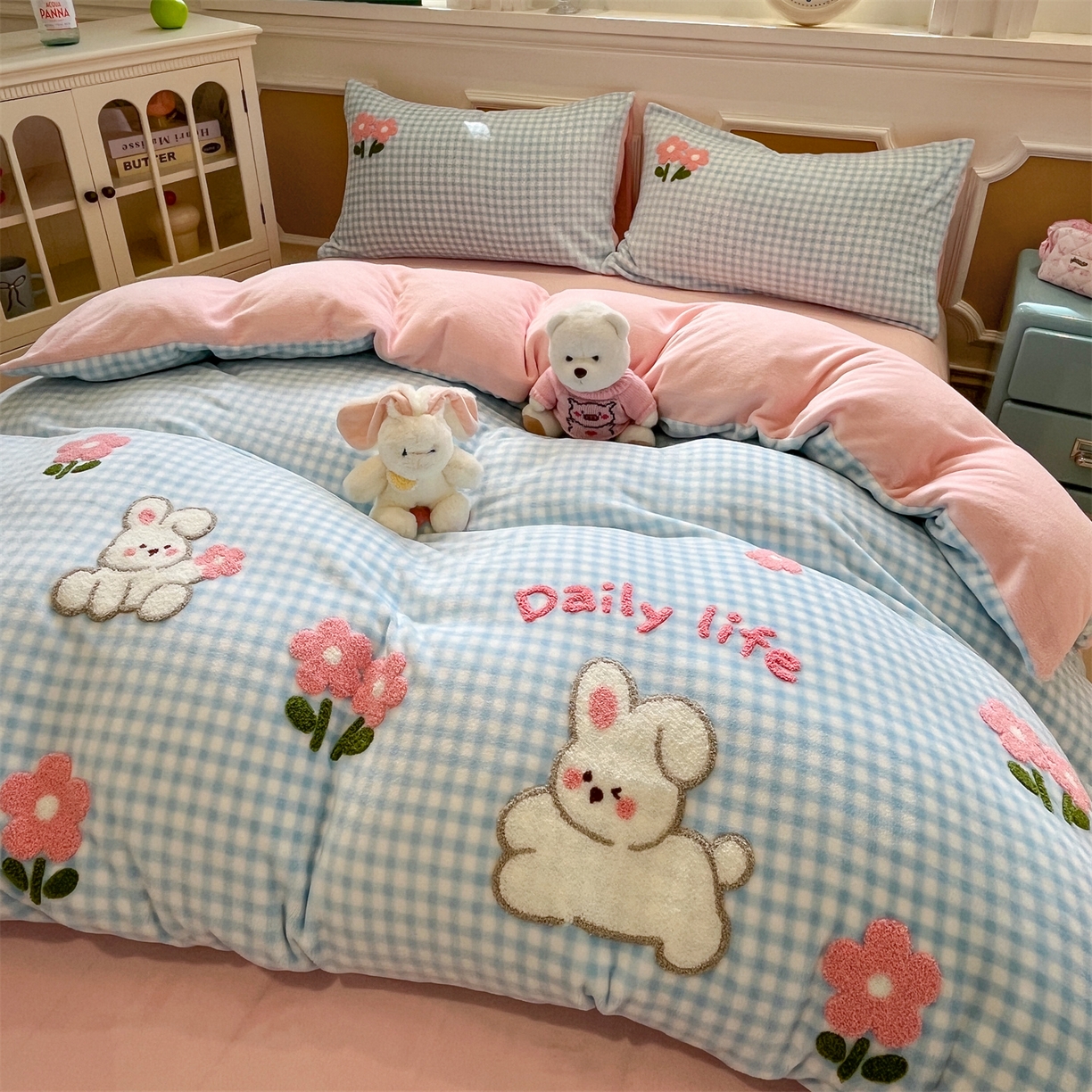 91家纺网 家纺一手货源 找家纺 优迈 2025新款A类卡通200g牛奶绒毛巾绣四件套 小兔花漾