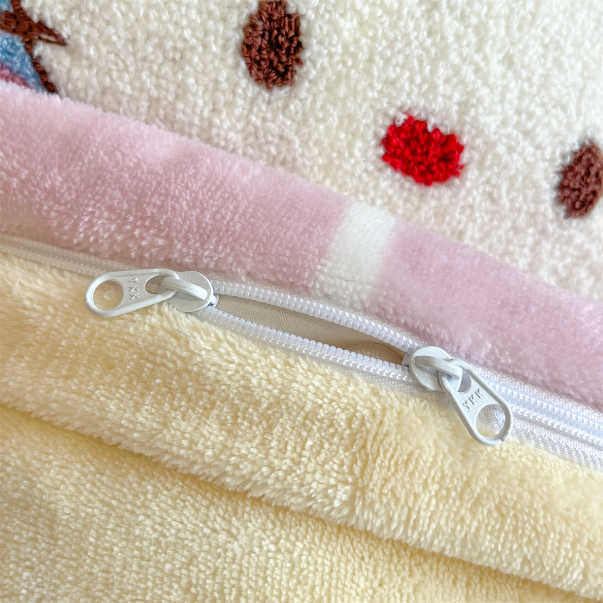 91家纺网 家纺一手货源 找家纺 优迈 2025新款A类卡通200g牛奶绒毛巾绣四件套 彩虹梦乡