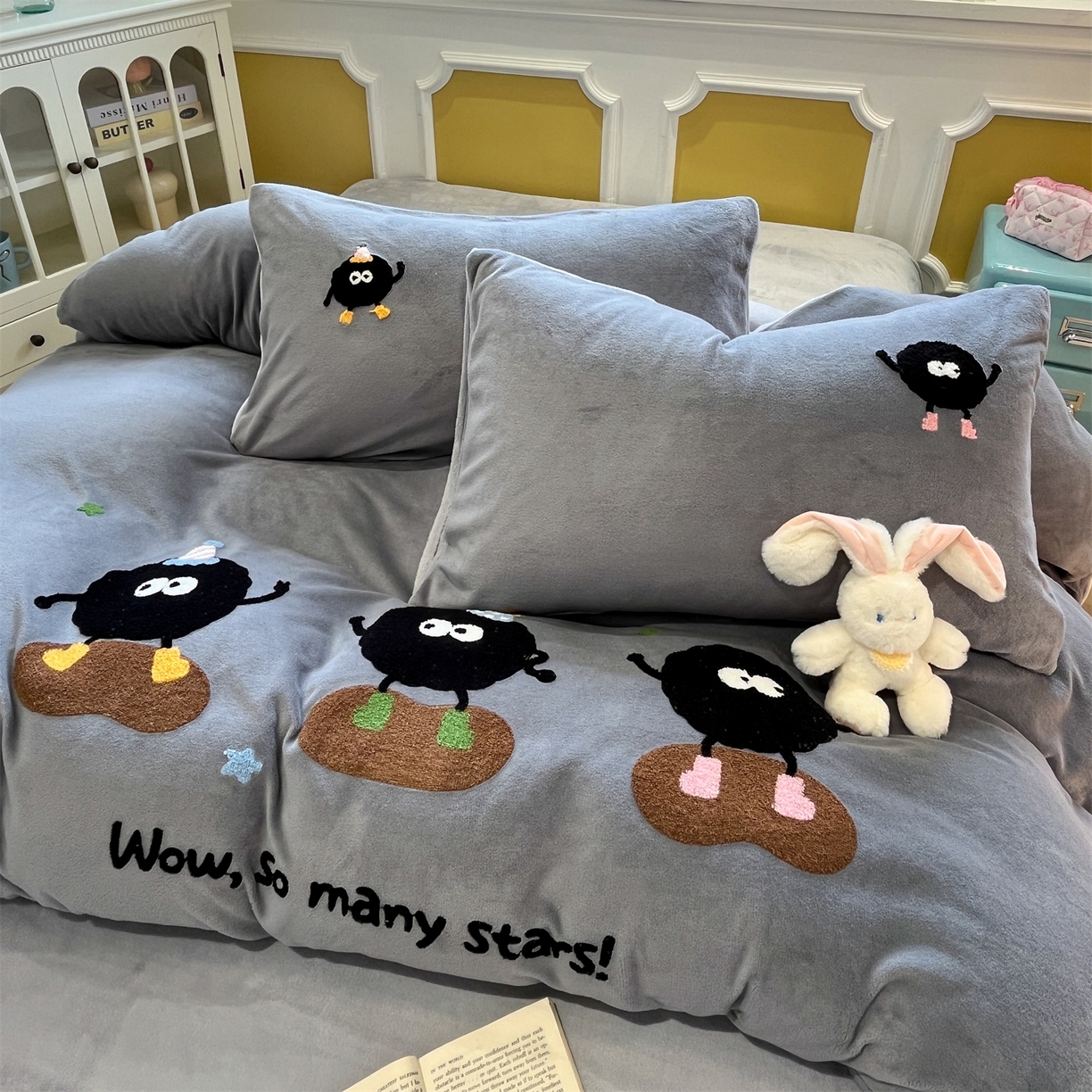 91家纺网 家纺一手货源 找家纺 优迈 2025新款A类卡通200g牛奶绒毛巾绣四件套 煤球精灵