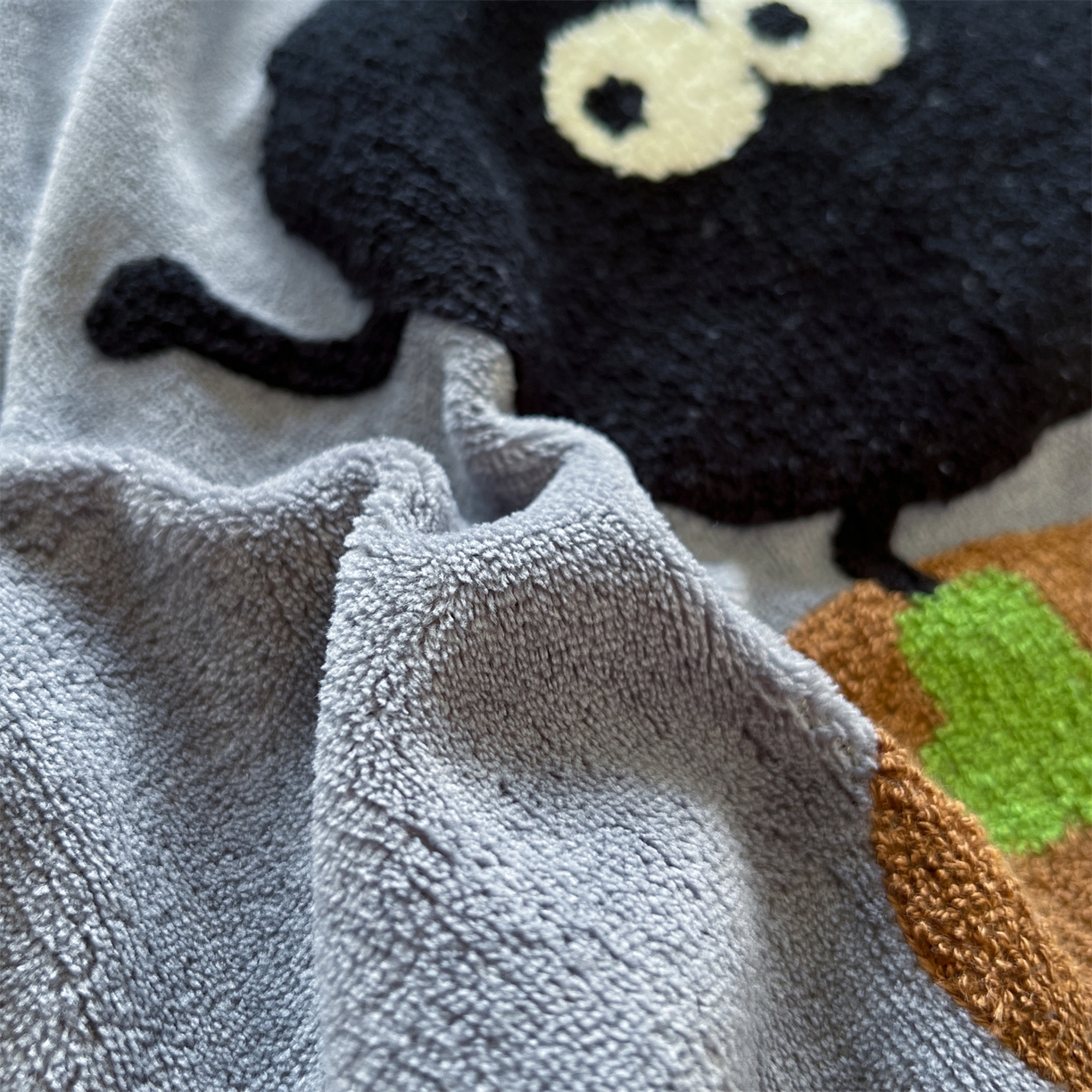 91家纺网 家纺一手货源 找家纺 优迈 2025新款A类卡通200g牛奶绒毛巾绣四件套 煤球精灵