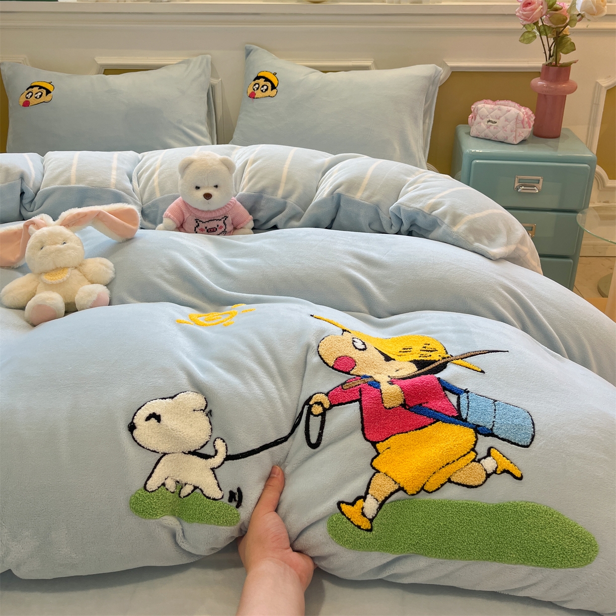 91家纺网 家纺一手货源 找家纺 优迈 2025新款A类卡通200g牛奶绒毛巾绣四件套 春日漫游