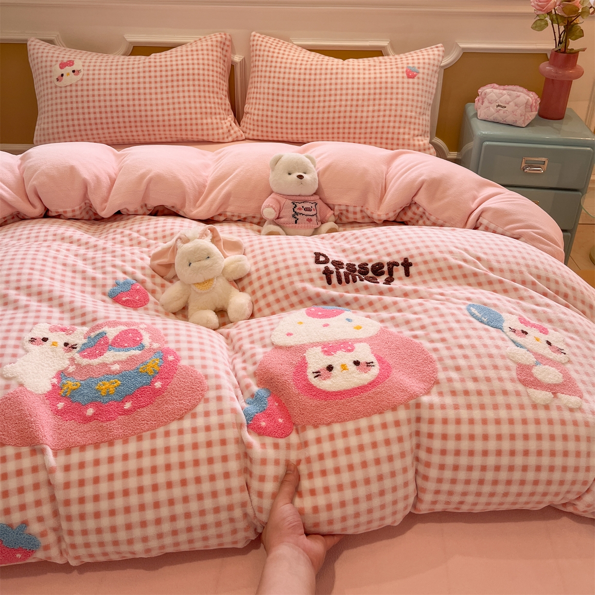 91家纺网 家纺一手货源 找家纺 优迈 2025新款A类卡通200g牛奶绒毛巾绣四件套 甜心莓果